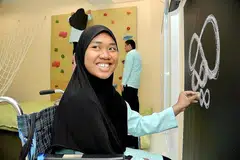 MENENANGKAN: Pelajar ini melukis 'lazy eight' iaitu nombor lapan melintang, yang menurut Cik Faraliza dapat membuat pelajar berasa tenang. - Foto M.O. SALLEH