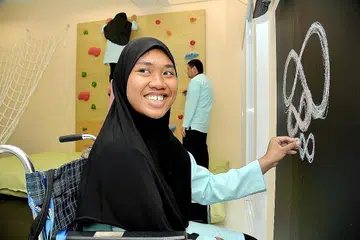 MENENANGKAN: Pelajar ini melukis 'lazy eight' iaitu nombor lapan melintang, yang menurut Cik Faraliza dapat membuat pelajar berasa tenang. - Foto M.O. SALLEH