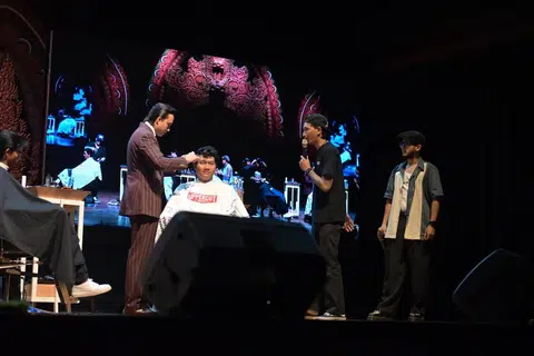 Encik Faz (kiri) mengendali sesi lawatan ke Bali untuk mengajar kemahiran menggunting rambut mengikut gaya klasik.