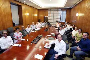 Encik Lee Hsien Loong (barisan kiri, lima dari kiri) mengadakan mesyuarat Kabinet terakhir sebagai Perdana Menteri sebelum menyerahkan jawatan itu kepada Timbalan Perdana Menteri, Encik Lawrence Wong (barisan kiri, tujuh dari kiri) pada 15 Mei ini.