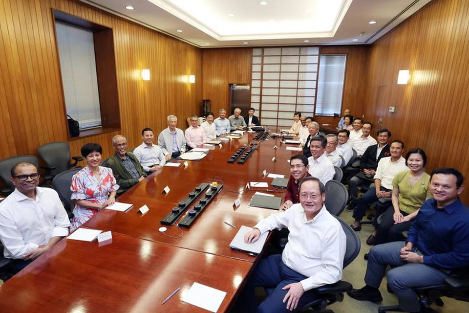 Encik Lee Hsien Loong (barisan kiri, lima dari kiri) mengadakan mesyuarat Kabinet terakhir sebagai Perdana Menteri sebelum menyerahkan jawatan itu kepada Timbalan Perdana Menteri, Encik Lawrence Wong (barisan kiri, tujuh dari kiri) pada 15 Mei ini.