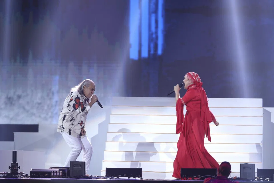 ‘OTAI’ PUN DILIBATKAN: Datuk Ramli Sarip (kiri) sebagai penyanyi rok legenda berpadu suara dengan Azharina Azhar bagi lagu ikonik, ‘Kamelia’.