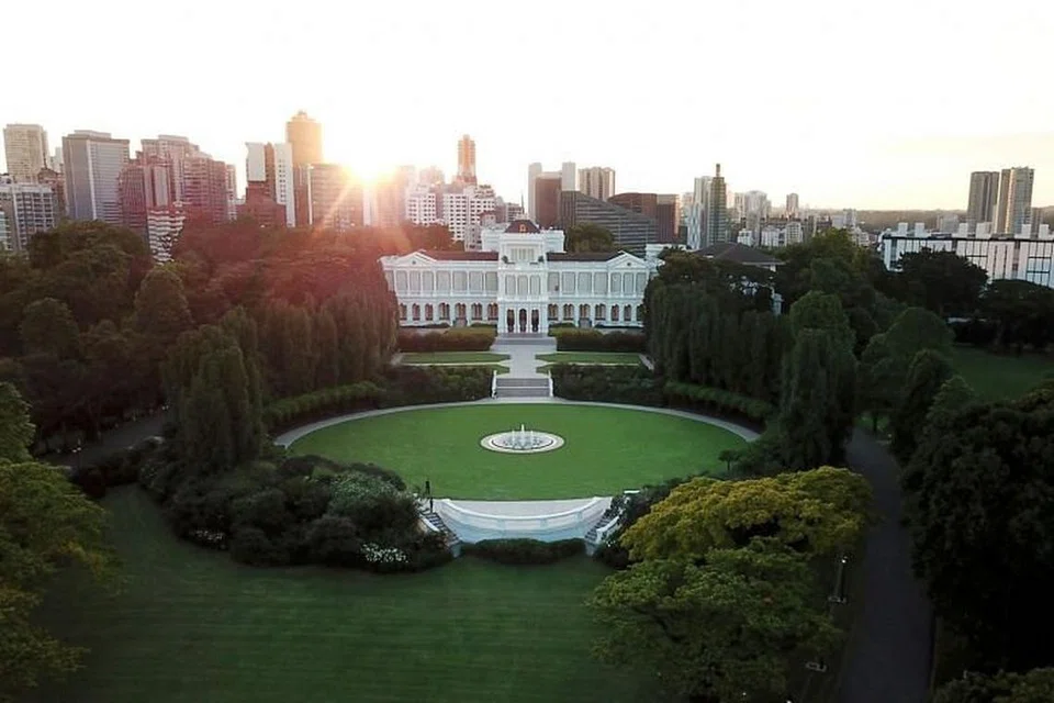 RUMAH TERBUKA ISTANA: Warga dan PR Singapura boleh masuk ke Istana percuma pada hari rumah terbukanya.