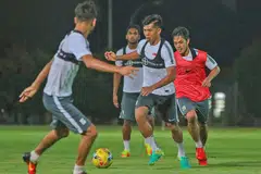 SENTUHAN BERBISA: Penyerang utama Singa, Khairul Amri Kamal (hadapan kanan), gigih beraksi di padang latihan pasukan nasional yang akan membuka kempen Piala Suzuki dengan menentang Filipina pada Sabtu ini. - Foto FAS