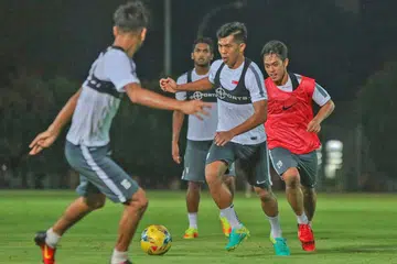 SENTUHAN BERBISA: Penyerang utama Singa, Khairul Amri Kamal (hadapan kanan), gigih beraksi di padang latihan pasukan nasional yang akan membuka kempen Piala Suzuki dengan menentang Filipina pada Sabtu ini. - Foto FAS