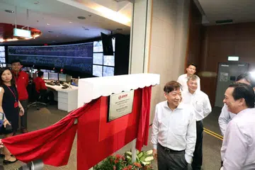 PUSAT UJI KERETA API: Encik Khaw (depan plak), yang melawat pusat kawalan operasi (OCC) laluan MRT Utara-Selatan Timur-Barat baru SMRT di depoh Kim Chuan semalam mengumumkan pembangunan ITTC yang bakal menjadi pusat ujian pertama sejenisnya di Asia Tenggara apabila siap menjelang 2022. - Foto SPH