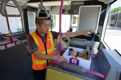 Kapten bas, Encik Chen Shaoxi, dengan alat Defibrilator Luaran Automatik (AED) yang digunakan di dalam perkhidmatan bas 138, yang beroperasi antara Ang Mo Kio dengan Taman Haiwan Singapura.