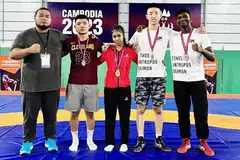 MANTAP: Atlet gusti wanita kebangsaan, Heba Lutfina (tengah) bersama (dari kiri) jurulatih Hidayat Haron dan rakan sepasukan, Ursus Lee, Max Wong dan McClaren Ravin dalam Kejohanan Gusti Asia Tenggara 2023 di Phnom Penh, Kemboja yang berlangsung pada 4 hingga 10 Disember.