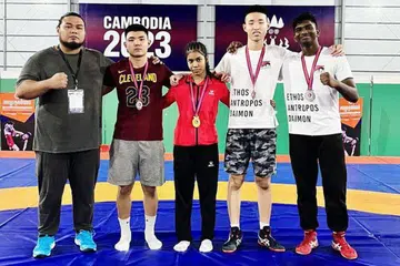 MANTAP: Atlet gusti wanita kebangsaan, Heba Lutfina (tengah) bersama (dari kiri) jurulatih Hidayat Haron dan rakan sepasukan, Ursus Lee, Max Wong dan McClaren Ravin dalam Kejohanan Gusti Asia Tenggara 2023 di Phnom Penh, Kemboja yang berlangsung pada 4 hingga 10 Disember.
