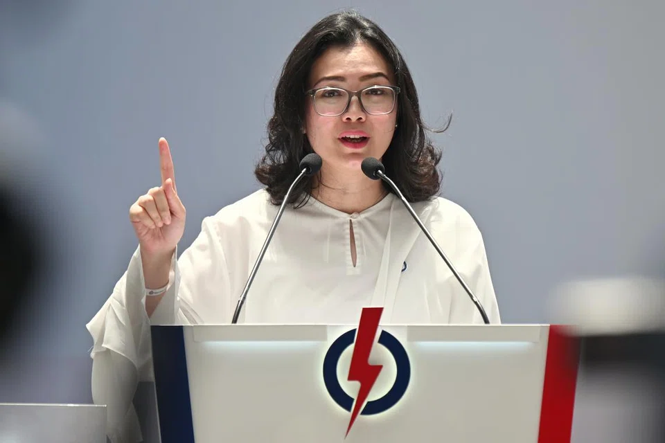 Calon Parti Tindakan Rakyat (PAP) bagi GRC East Coast, Cik Hazlina Abdul Halim, menyeru masyarakat agar menghargai pencapaian Singapura yang dibina atas pengorbanan generasi terdahulu dalam ucapannya di rapat Parti Tindakan Rakyat (PAP) di UOB Plaza pada 28 April. 