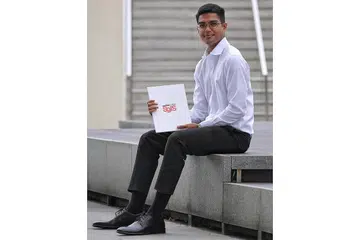 TERIMA BIASISWA: Encik Syed Hafiy Suhaimi Syed Jaffar Aljunied merupakan antara penerima Biasiswa Industri-Singapura (SgIS) 2022 dan akan melakukan latihan pekerjaan dengan syarikat REC Solar. - Foto BH oleh KEVIN LIM
