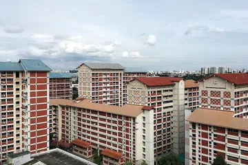 BERI KELEGAAN: Pemilik flat HDB contohnya seperti di kejiranan Bishan ini kini boleh menyertai Skim Bantuan Beli Balik EIP yang baru di mana pemilik flat yang terjejas dengan had Dasar Integrasi Etnik (EIP) boleh menjual flat mereka kepada HDB. - Foto BH oleh ALPHONSUS CHERN