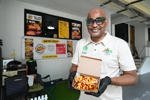 Encik Mohamed Rafeek R M Abdul Sukkur, 49 tahun, membuka perniagaan dari rumah (HBB) menjual roti hotdog dan nachos, mirip dengan konsep trak makanan.