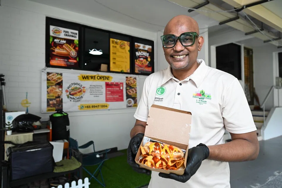 Encik Mohamed Rafeek R M Abdul Sukkur, 49 tahun, membuka perniagaan dari rumah (HBB) menjual roti hotdog dan nachos, mirip dengan konsep trak makanan.