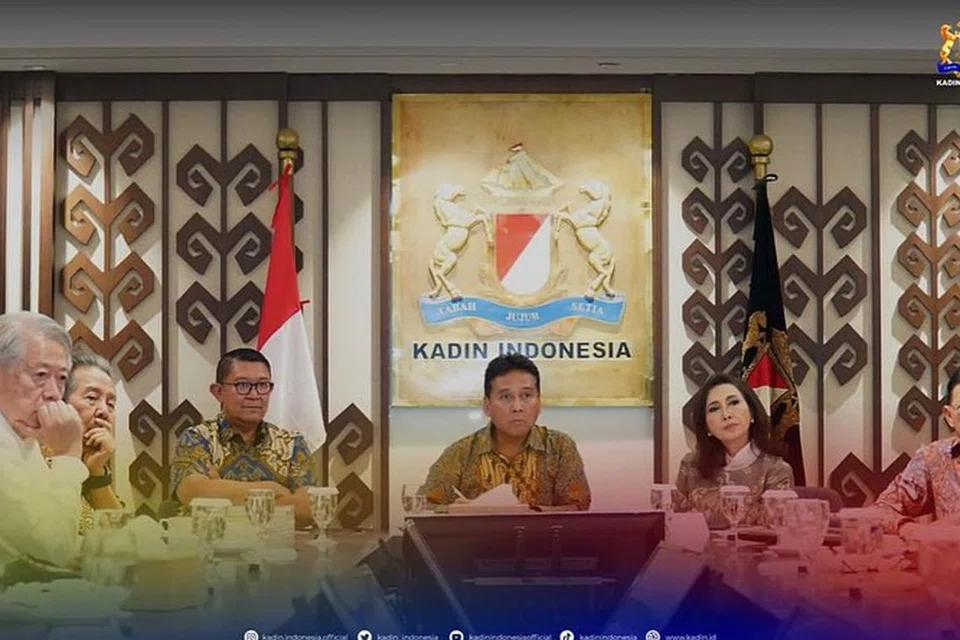 MAHU CAMPUR TANGAN: Anggota Dewan Perniagaan Indonesia atau Kadin, antaranya Pemangku Pengerusi, Encik Yukki Nugrahawan Hanafi (tiga dari kiri, berkaca mata); Anggota Lembaga Penasihat, Encik Hariyadi Sukamdani (tengah); dan Anggota Lembaga Penasihat, Cik Putri K. Wardani (dua dari kanan), mahu agar pemerintah Indonesia meneliti kesan boikot ke atas produk berkaitan Israel, yang telah memberikan kesan ekonomi ke atas perniagaan.