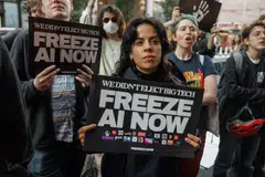 Penunjuk perasaan memegang sepanduk bertulis ‘We Didn’t Elect Big Tech, Freeze AI Now’ (“Kami tidak memilih syarikat teknologi gergasi, hentikan pembangunan AI sekarang.”) ketika menyertai perhimpunan membantah kecerdasan buatan (AI) di luar bangunan yang menempatkan pejabat OpenAI di SoHo, New York, pada 20 Oktober 2026. New York kini memperkenalkan undang-undang baru yang melarang chatbot AI bertindak sebagai teman peribadi kepada pengguna bawah 18 tahun, selain mewajibkan pengesahan usia bagi melindungi kanak-kanak dan remaja daripada risiko pergantungan emosi terhadap teknologi tersebut.