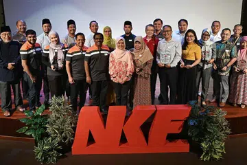 KESEIMBANGAN UNTUK KESIHATAN: Cik Rahayu Mahzam (tengah) dan Encik Tim Oei (dua kanan dari Cik Rahayu) bergambar bersama rakan kongsi masyarakat NKF yang telah menerima cenderamata penghargaan. - Foto BH oleh MOHD KHALID BABA