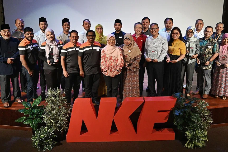 KESEIMBANGAN UNTUK KESIHATAN: Cik Rahayu Mahzam (tengah) dan Encik Tim Oei (dua kanan dari Cik Rahayu) bergambar bersama rakan kongsi masyarakat NKF yang telah menerima cenderamata penghargaan. - Foto BH oleh MOHD KHALID BABA