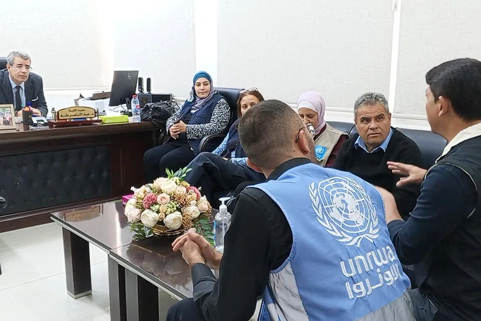 Penasihat Khas (Kemanusiaan) Humanity Matters, Encik Hassan Ahmad (kanan), bekerjasama dengan Jabatan Ehwal Palestin Kerajaan Jordan yang dibantu Pertubuhan Amal Hashemite Jordan (JHCO), untuk menyalurkan bantuan penghidratan di pusat latihan Agensi Bantuan dan Kerja Menyelamat Pertubuhan Bangsa-Bangsa Bersatu bagi Pelarian Palestin (UNRWA).