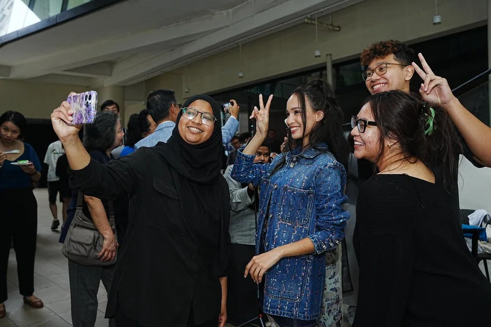 Penyanyi tempatan, Iman Fandi (dua dari kanan), bergambar dengan peminatnya.