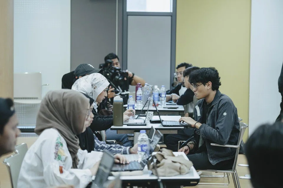 Bengkel lapan sesi memberi peluang kepada  peserta menggunakan kreativiti mereka mengikut format penulisan seni kata dikir barat. 