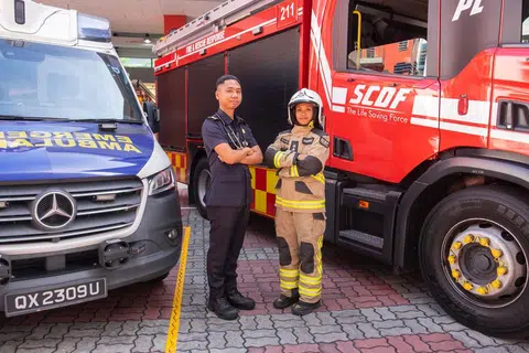 Pegawai Pasukan Pertahanan Awam Singapura (SCDF), Sarjan 2 Muhammad Fadzli Raimi dan Leftenan Norashikin Khamis, tetap bertekad berbakti kepada masyarakat walaupun menghadapi cabaran semasa Ramadan.