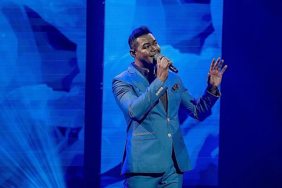 TIDAK HILANG DAN MASIH BERJUANG: Pelantun lagu balada syahdu 'Kaulah Segalanya', Hazrul Nizam, yang bersuara emas masih lagi menyanyi sepenuh masa dan terbuka jika diundang menyertai peraduan realiti seperti 'Gegar Vaganza' bagi terus memperkasa bakat nyanyiannya. - Foto BM oleh NUR DIYANA TAHA