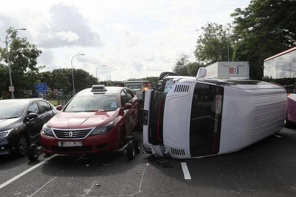 NAHAS PAGI: Seorang daripada beberapa kanak-kanak yang dipercayai berada dalam bas mini yang separuh terbalik ini cedera dan dikejarkan ke Hospital Wanita dan Kanak-kanak KK (KKH). - Foto SHIN MIN DAILY NEWS