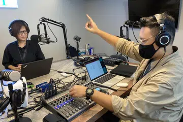 (Dari kiri) Wartawan kanan kesihatan Straits Times, Joyce Teo, dilihat di sini bersama penerbit podcast, Hadyu Rahim. 