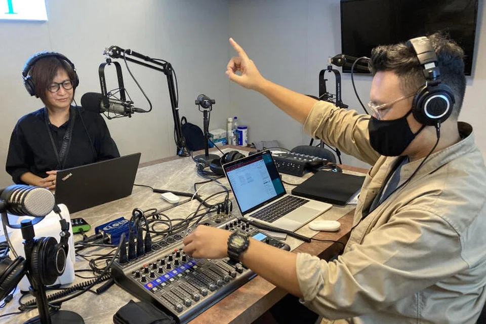 (Dari kiri) Wartawan kanan kesihatan Straits Times, Joyce Teo, dilihat di sini bersama penerbit podcast, Hadyu Rahim. 