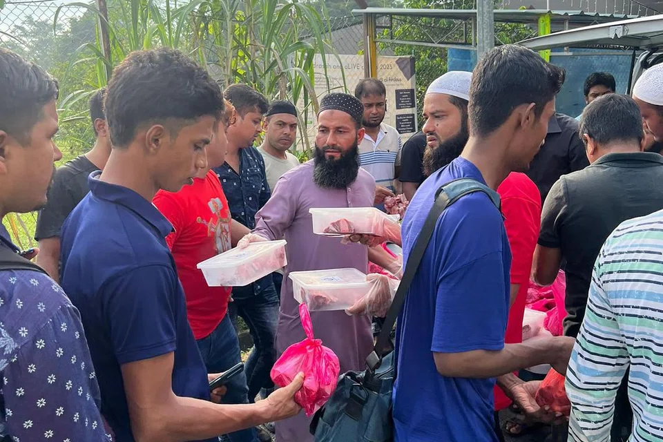 PEKERJA MIGRAN TIDAK KETINGGALAN: Pekerja migran juga tidak terlepas menerima daging korban daripada mereka yang menyumbang sepertiga daging korban kepada pekerja migran. Ia diusahakan menerusi pakej yang ditawarkan perusahaan sosial setempat F-Fry dengan kerjasama Al-Qaswa Travel & Tours. Sebanyak 272 kilogram daging korban didermakan menerusi kempen ‘The Sharing Korban’ dan seramai 320 migran menerima 850 gram daging korban setiap seorang. 