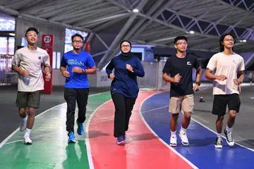 SEKELUARGA BERSENAM: Cik Helena Ramli (tengah) dan suami, Encik Alfiyan Harith (dua dari kiri) bersama anak-anak mereka, (dari kiri) Adyl, Aide dan Adre, meluangkan masa bersama setiap Ahad untuk berjalan pantas – satu kegiatan yang bukan hanya membolehkan keluarga itu jaga kesihatan, malah berinteraksi dan mengeratkan hubungan antara satu sama lain. Anak sulung, Adam, tiada dalam gambar.