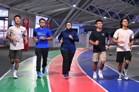 SEKELUARGA BERSENAM: Cik Helena Ramli (tengah) dan suami, Encik Alfiyan Harith (dua dari kiri) bersama anak-anak mereka, (dari kiri) Adyl, Aide dan Adre, meluangkan masa bersama setiap Ahad untuk berjalan pantas – satu kegiatan yang bukan hanya membolehkan keluarga itu jaga kesihatan, malah berinteraksi dan mengeratkan hubungan antara satu sama lain. Anak sulung, Adam, tiada dalam gambar.