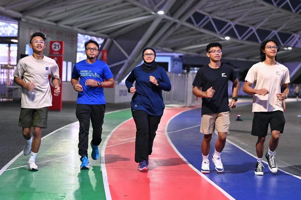 SEKELUARGA BERSENAM: Cik Helena Ramli (tengah) dan suami, Encik Alfiyan Harith (dua dari kiri) bersama anak-anak mereka, (dari kiri) Adyl, Aide dan Adre, meluangkan masa bersama setiap Ahad untuk berjalan pantas – satu kegiatan yang bukan hanya membolehkan keluarga itu jaga kesihatan, malah berinteraksi dan mengeratkan hubungan antara satu sama lain. Anak sulung, Adam, tiada dalam gambar.