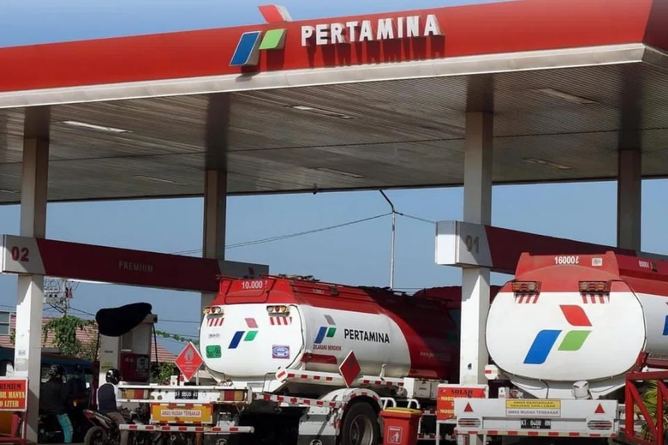 Pihak berkuasa menyiasat pembelian produk kilang penapisan bahan api oleh Pertamina, khususnya petrol beroktana tinggi RON 92 atau lebih dikenali sebagai Pertamax. Siasatan mendedahkan bahan api yang sebenarnya dibeli adalah RON 90 atau Pertalite, yang kemudian dicampurkan di depoh bagi meningkatkan oktan menjadi RON 92, satu amalan yang tidak dibenarkan mengikut peraturan pemerintah.