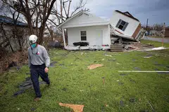 BENCANA ALAM: Seorang pekerja penyelamat dari Texas dilihat di luar sebuah rumah yang musnah akibat Taufan 'Ida' yang melanda pada 1 September lalu di Golden Meadow, Louisiana. - Foto AFP