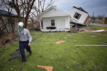 BENCANA ALAM: Seorang pekerja penyelamat dari Texas dilihat di luar sebuah rumah yang musnah akibat Taufan 'Ida' yang melanda pada 1 September lalu di Golden Meadow, Louisiana. - Foto AFP