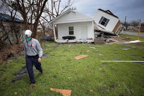 BENCANA ALAM: Seorang pekerja penyelamat dari Texas dilihat di luar sebuah rumah yang musnah akibat Taufan 'Ida' yang melanda pada 1 September lalu di Golden Meadow, Louisiana. - Foto AFP