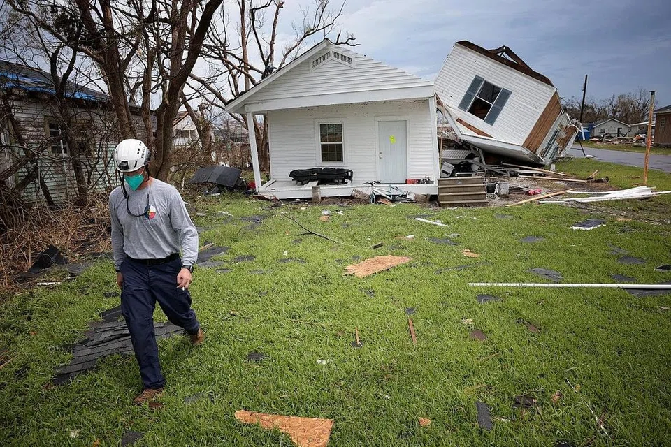 BENCANA ALAM: Seorang pekerja penyelamat dari Texas dilihat di luar sebuah rumah yang musnah akibat Taufan 'Ida' yang melanda pada 1 September lalu di Golden Meadow, Louisiana. - Foto AFP