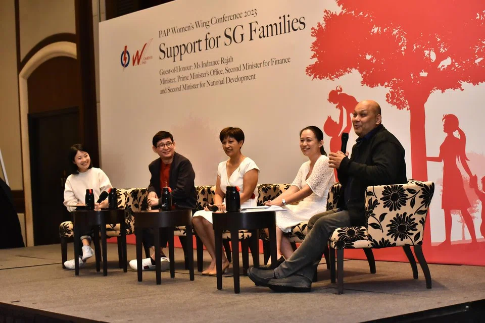 PERBINCANGAN UNTUK SOKONG KELUARGA: Panel terdiri daripada (dari kanan) Ketua Penglibatan dan Jangkauan, Pusat Kebapaan (CFF), Encik Eruandee Prayitna, usahawan dan ibu dua anak, Cik Chua Wei-Shan, Menteri di Pejabat Perdana Menteri, Cik Indranee Rajah dan Ketua Pegawai Eksekutif Montfort Care, Encik Samuel Ng (BBM), dengan pengasas bersama The Idea Co, Cik Vivian Lim selaku moderator.