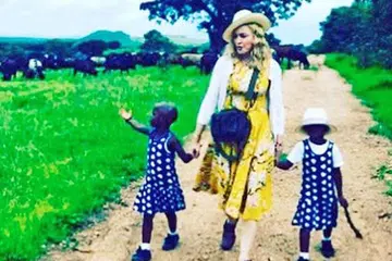 AHLI KELUARGA BARU: Madonna mengambil sepasang kembar dari Malawi, Esther dan Stella, sebagai anak angkat. - Foto INSTAGRAM MADONNA