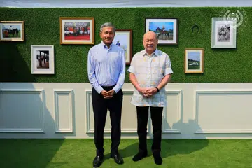 Menteri Ehwal Luar, Dr Vivian Balakrishnan, bersama Yang di-Pertuan Agong Malaysia, Sultan Ibrahim Iskandar, di padang polo Istana Pasir Pelangi.