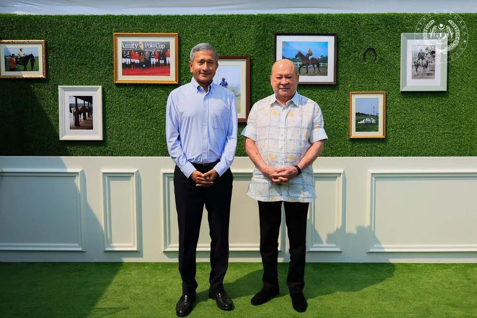 Menteri Ehwal Luar, Dr Vivian Balakrishnan, bersama Yang di-Pertuan Agong Malaysia, Sultan Ibrahim Iskandar, di padang polo Istana Pasir Pelangi.