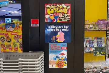 Sebuah papan tanda di luar kedai Don Don Donki, cawangan Paya Lebar Square, mengatakan ia akan menghentikan penjualan beg plastik mulai 1 Oktober. 