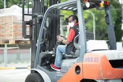 KOS PEKERJA:` Bagi membantu perniagaan menguruskan kos dalam masa-masa sukar ini, pemerintah akan menunda kenaikan kadar sumbangan CPF bagi pekerja lebih tua selama setahun mulai 1 Januari 2021 kepada 1 Januari 2022. - Foto MWC