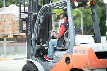 KOS PEKERJA:` Bagi membantu perniagaan menguruskan kos dalam masa-masa sukar ini, pemerintah akan menunda kenaikan kadar sumbangan CPF bagi pekerja lebih tua selama setahun mulai 1 Januari 2021 kepada 1 Januari 2022. - Foto MWC