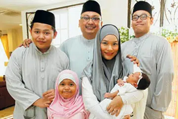 KELUARGA BAHAGIA: Nora dan Johan bergambar sekeluarga di majlis cukur rambut anak mereka yang keempat dan bongsu, Nur Fatehah, pada 2011. Bersama mereka ialah tiga anak lain iaitu Mohd Syakir Iman (kanan) Mohd Syakir Alif (kiri) dan Putri Nor Dahlia. - Foto UTUSAN MALAYSIA 