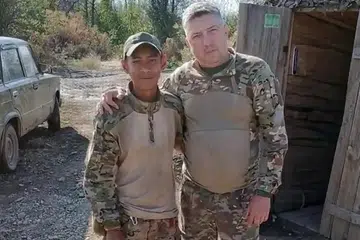 Rendi Apriyanto, 30 tahun, warga Indonesia yang menjadi tentera upahan Russia dalam perang di Ukraine, bergambar dengan seorang lelaki dalam pakaian seragam tentera di lokasi yang tidak didedahkan. Rendi dilaporkan terbunuh dalam serangan dron pada September lalu.