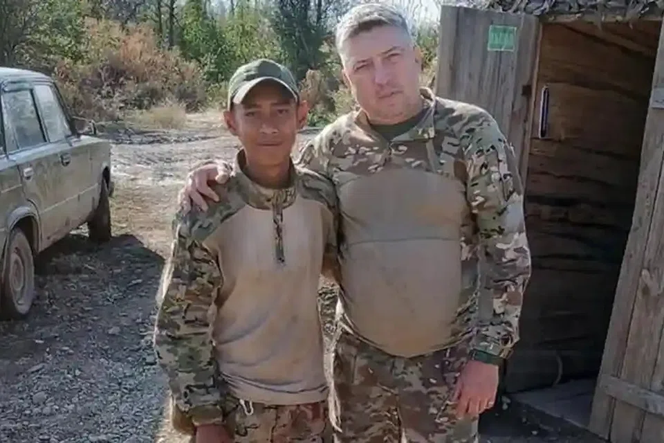Rendi Apriyanto, 30 tahun, warga Indonesia yang menjadi tentera upahan Russia dalam perang di Ukraine, bergambar dengan seorang lelaki dalam pakaian seragam tentera di lokasi yang tidak didedahkan. Rendi dilaporkan terbunuh dalam serangan dron pada September lalu.