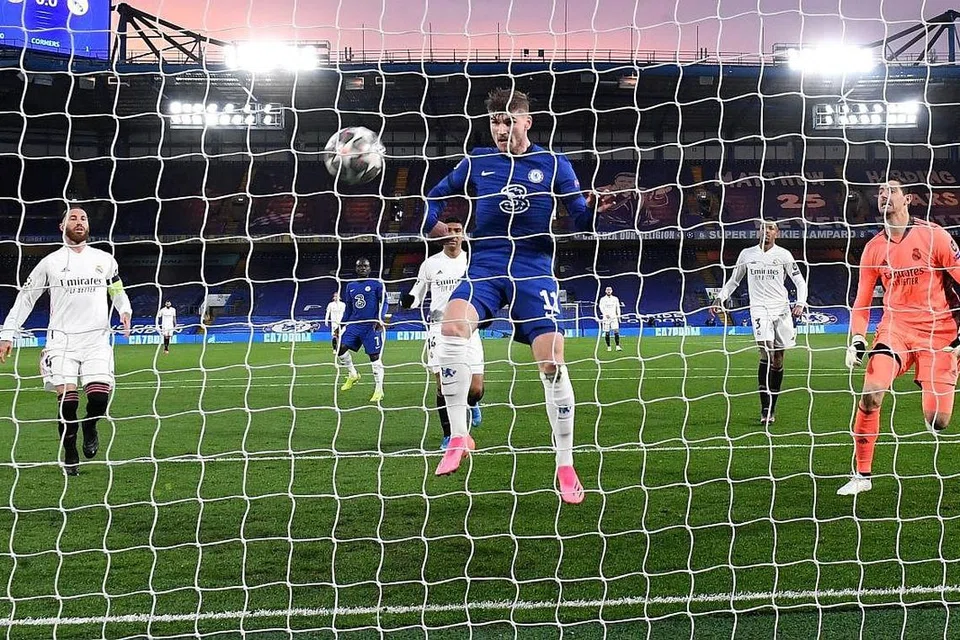 (Atas) Penyerang Chelsea, Timo Werner menjaringkan gol pembukaan ketika separuh akhir kedua Liga Juara-Juara menentang Real Madrid di London. - Foto-foto EPA-EFE